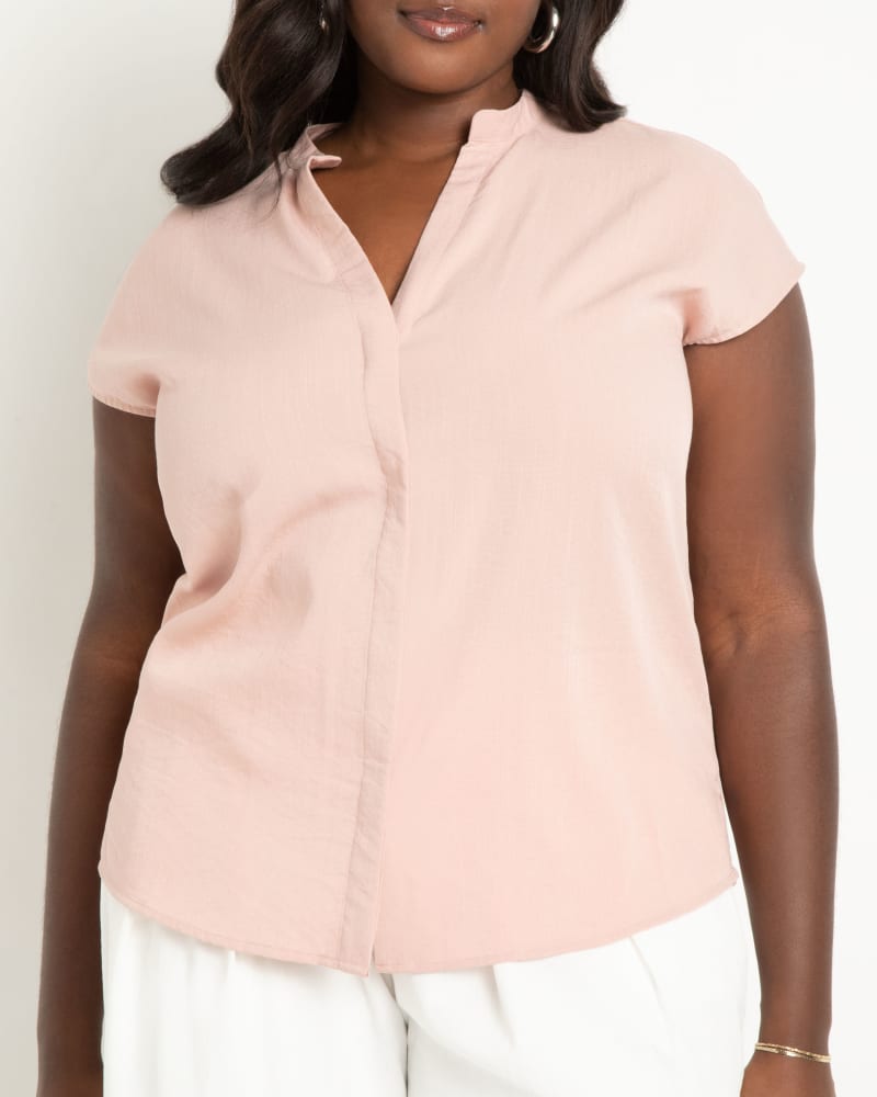 Front of a model wearing a size 26 Lightweight Woven Blouse in Blush by ELOQUII. | dia_product_style_image_id:294914